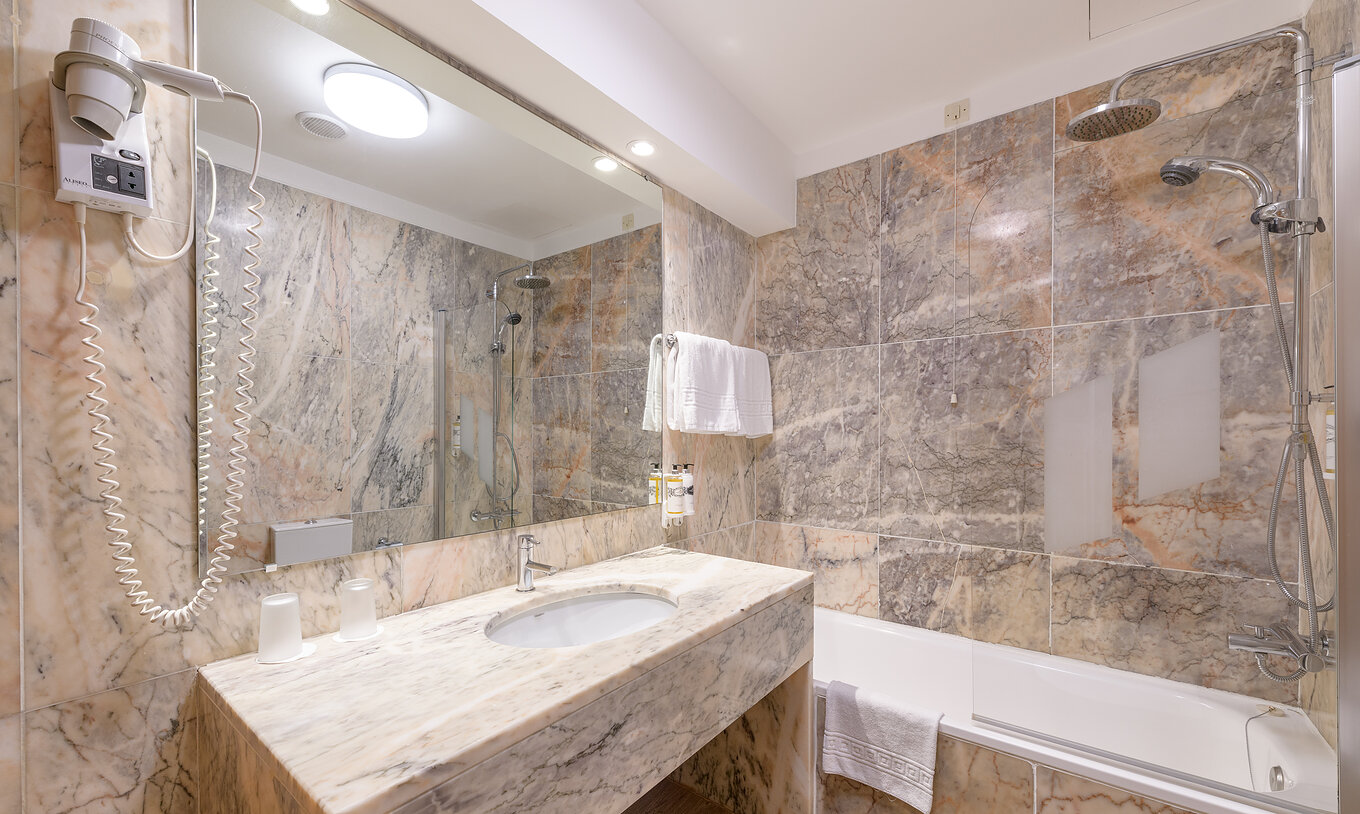 Das Superior Familienzimmer der Pousada Viana do Castelo hat eine Badewanne mit Dusche und eine Marmor-Waschtischplatte