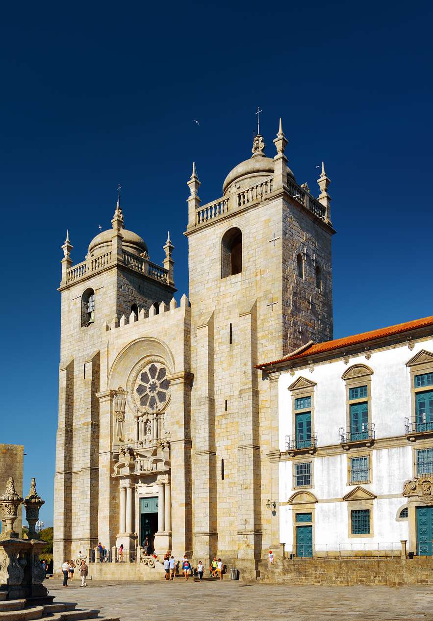 Kathedrale von Porto nahe Pousada Porto Rua das Flores, Hotel no Centro Histórico do Porto bei blauem Himmel