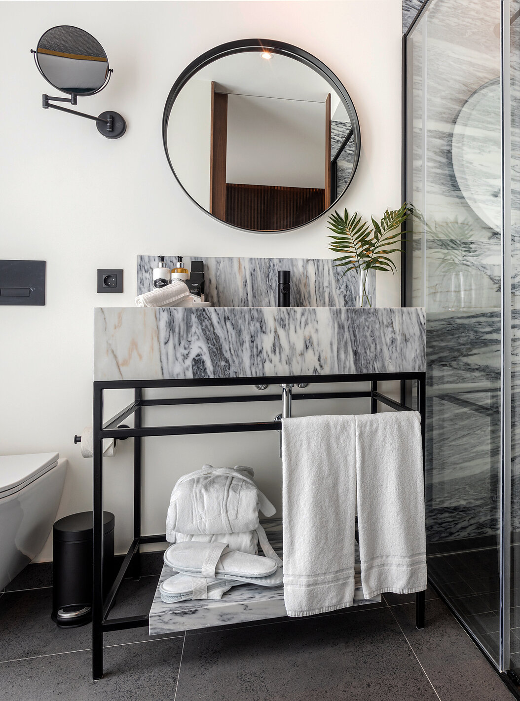 Das Superior Plus Zimmer der Pousada Porto - Rua das Flores hat ein Bad mit schwarzen Details, Dusche und Waschbecken