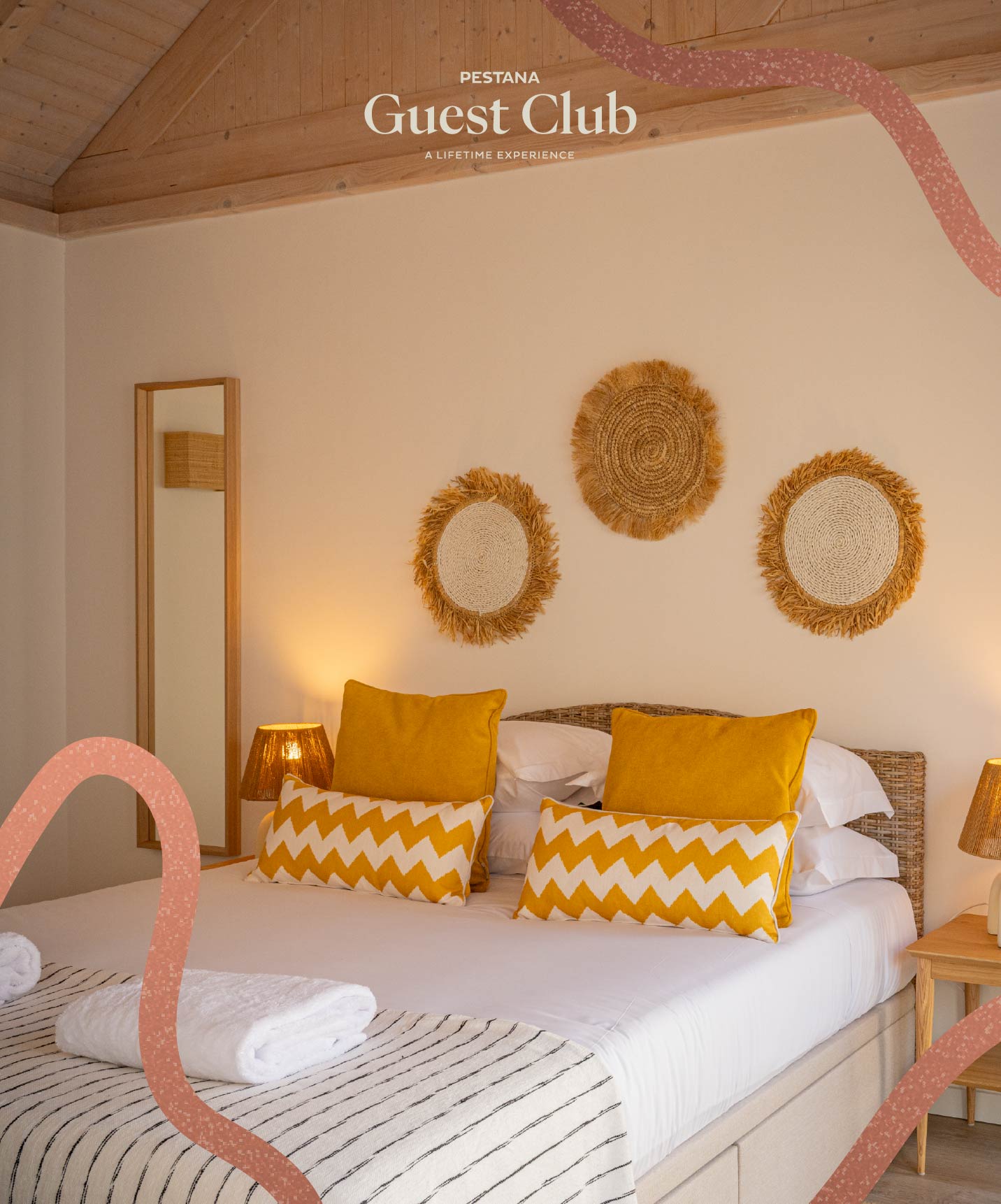 Gemütliches Schlafzimmer mit hellem Holzdach, Doppelbett mit gelben Kissen und geflochtenen Wanddekoren