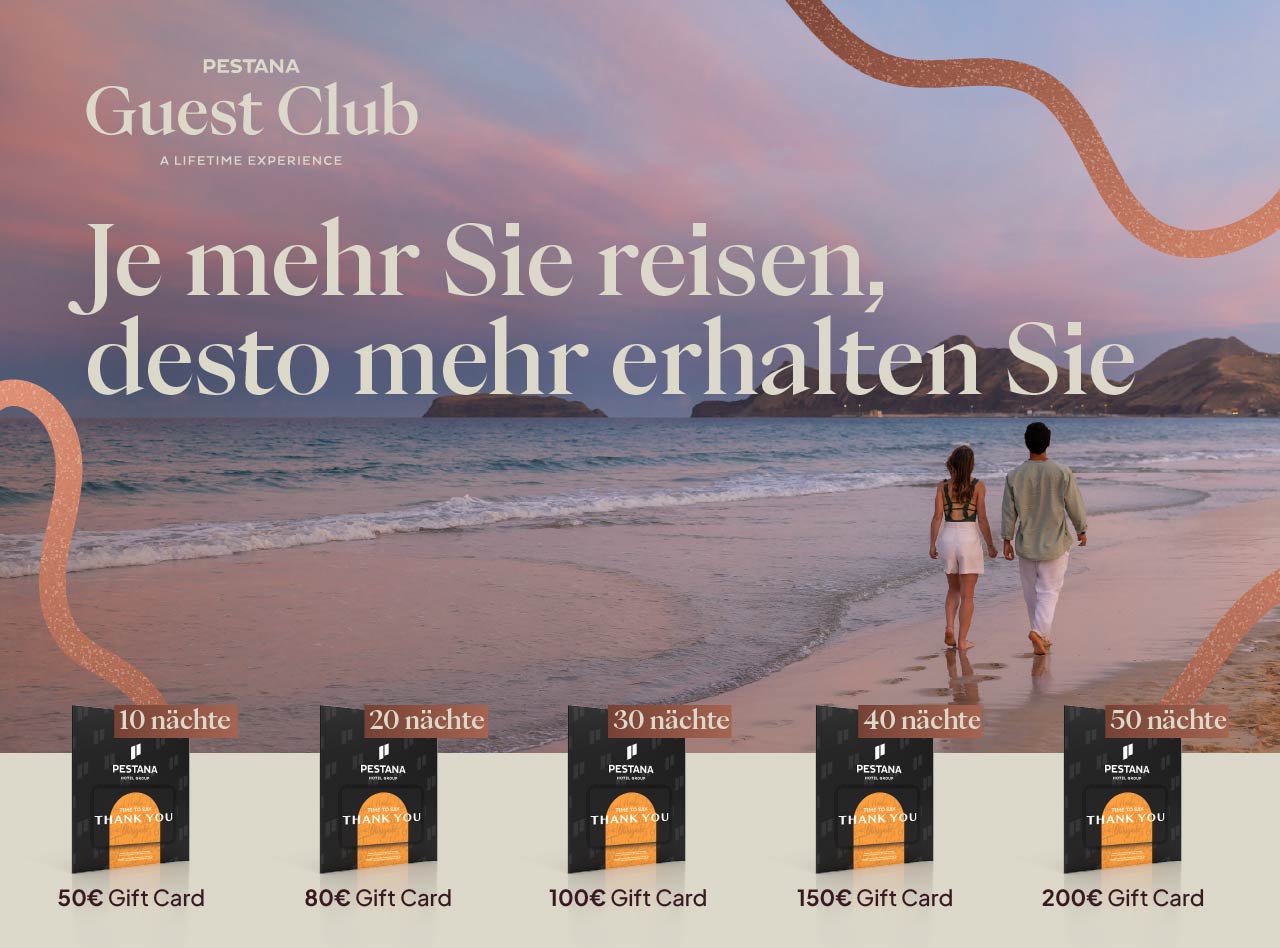 Paar spaziert bei Sonnenuntergang am Strand vor Inseln, darüber Werbetext und Geschenkarten des Guest Club