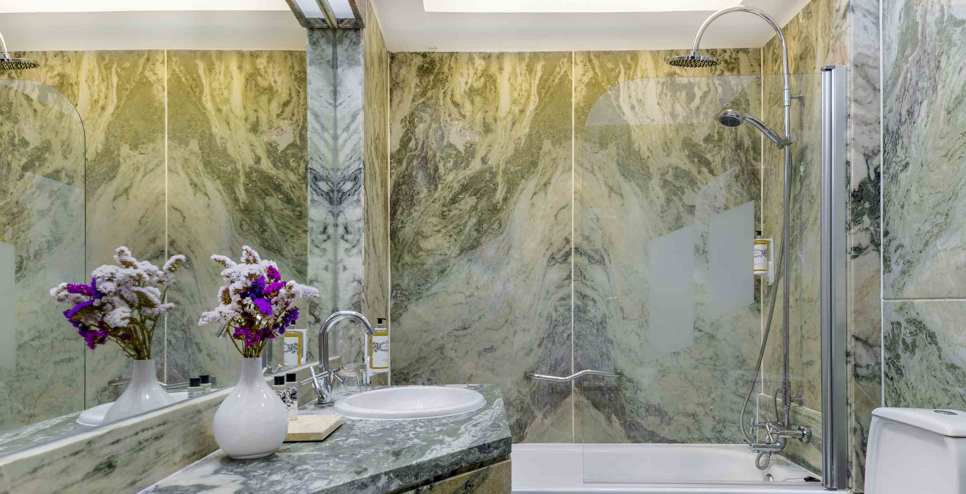 The Special Suite has a bathroom with sink, mirror, toilet and bathtub at Pousada Castelo Estremoz