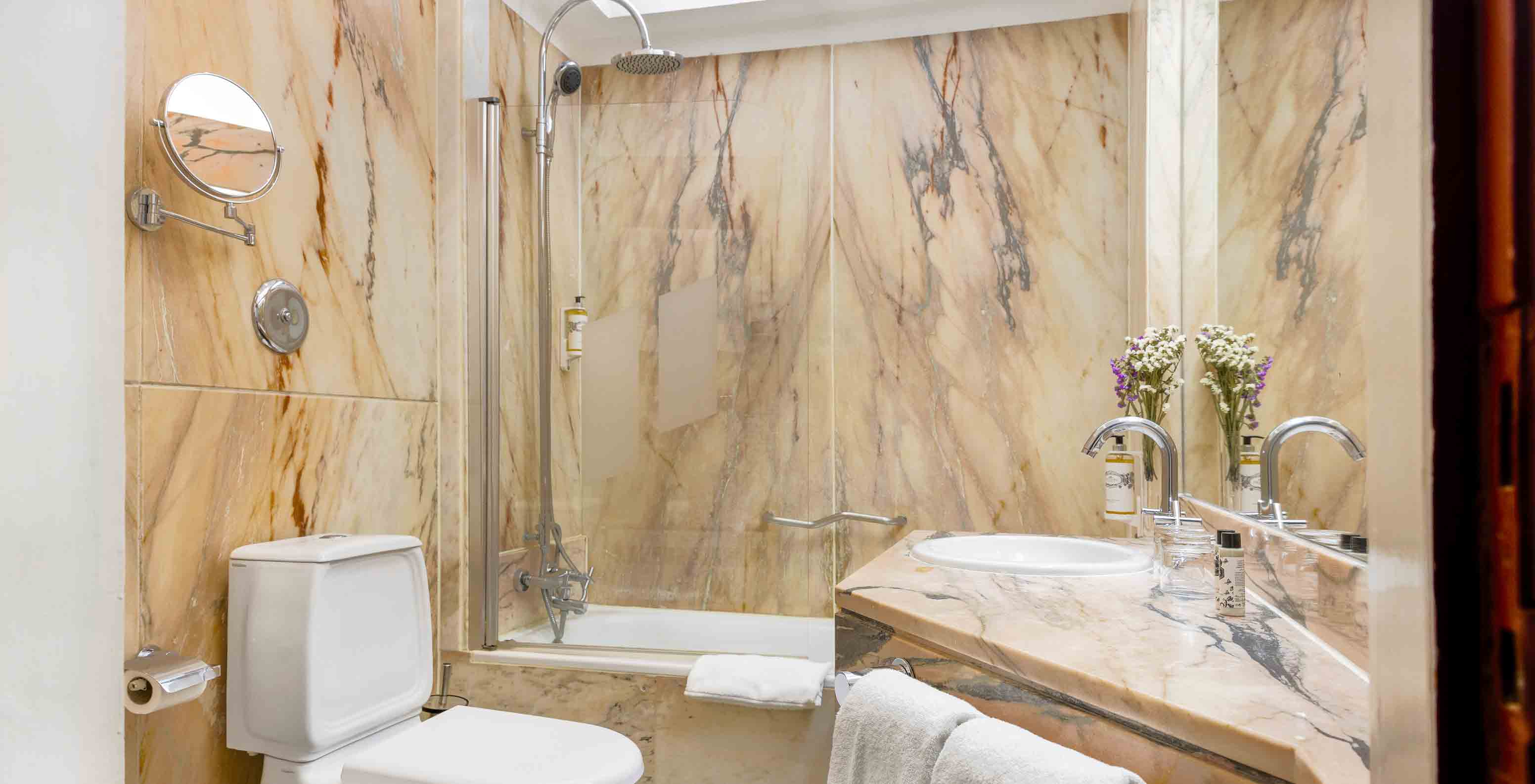 The Superior Room has a sink with mirror, a bathtub and a toilet at Pousada Castelo Estremoz