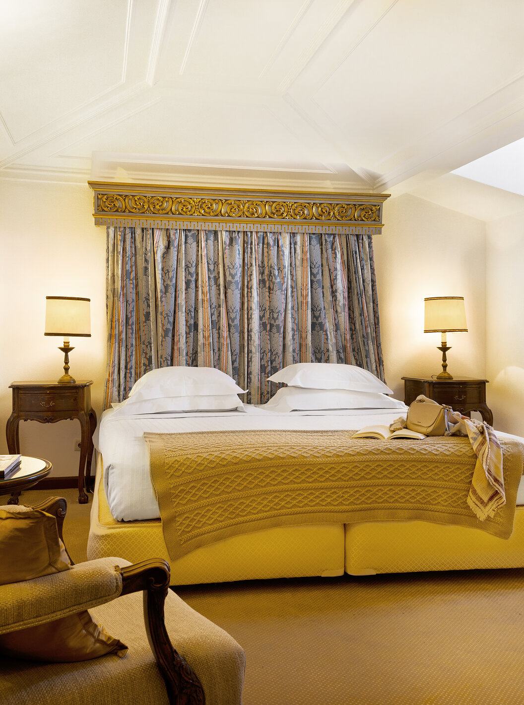 The Classic Room has a double bed, an armchair and two bedside tables at Pousada Castelo Estremoz