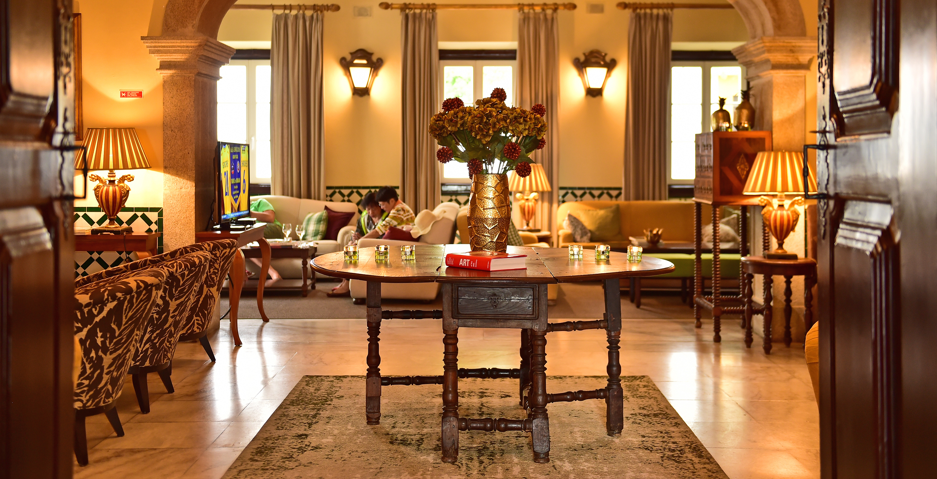 The Pousada Convento Évora has a restaurant with several tables and sofas