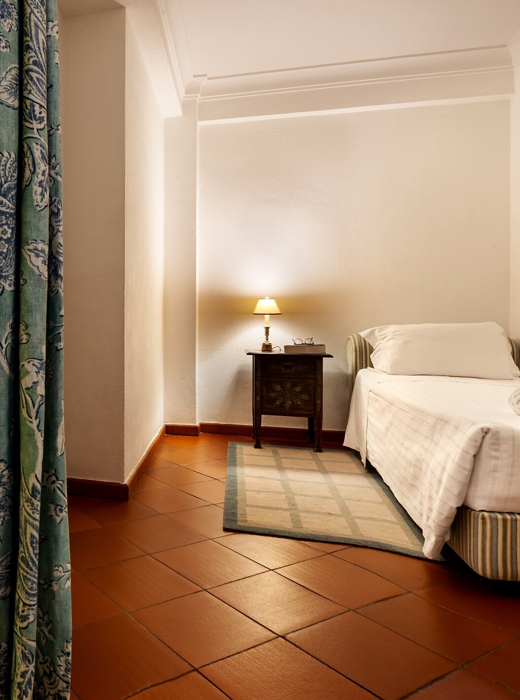 The Family Suite of The Pousada Marvão features a single bed and a living room