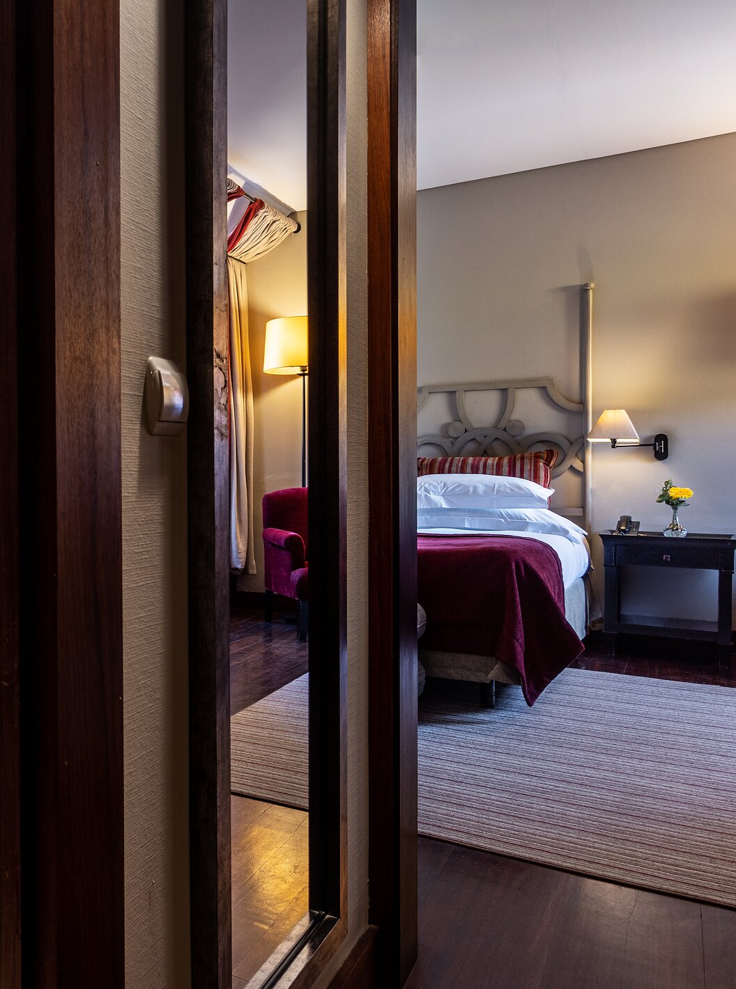 The Classic Room of The Pousada Convento Tavira has a corridor at the entrance with a door to the bathroom and a mirror