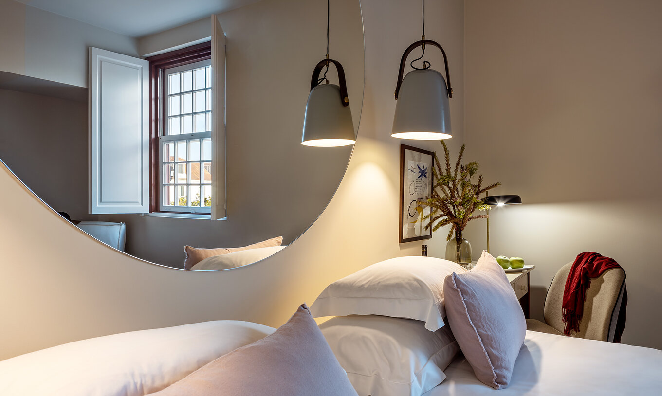 The Classic Alfândega of The Pousada Vila Real de Santo António has a hanging lamp over the bed and a round mirror