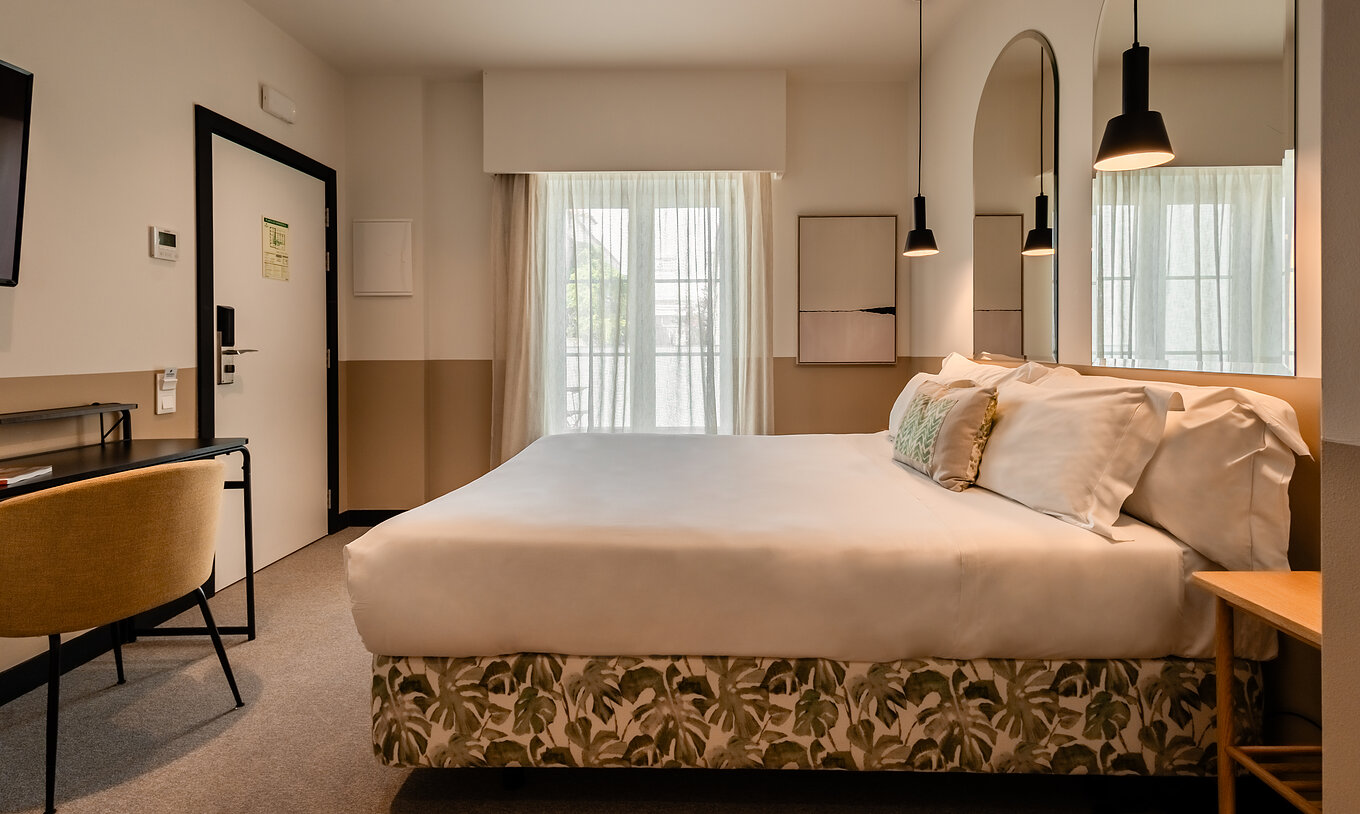 The Classic Igreja of The Pousada Vila Real de Santo António has a double bed, two mirrors, a desk, and a window