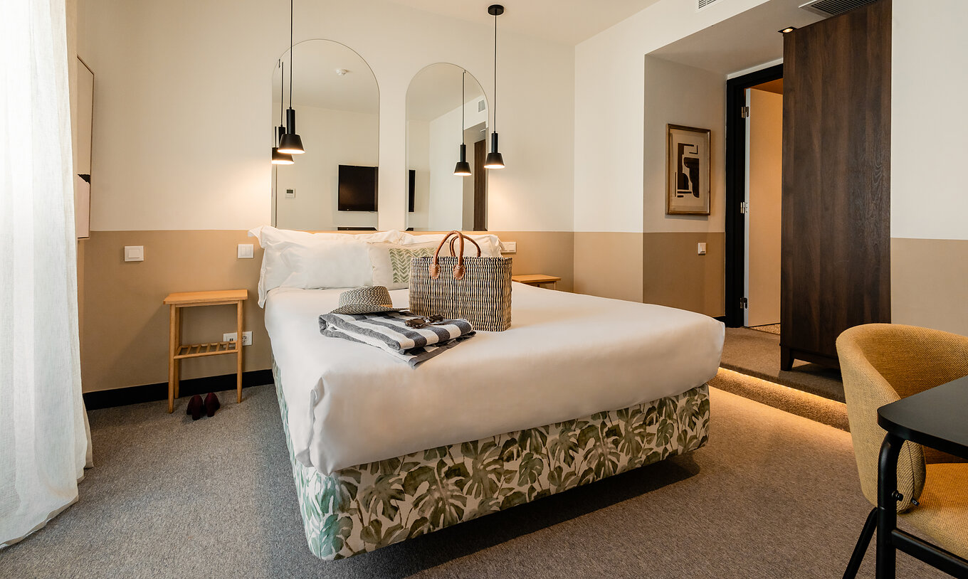 The Classic Igreja of The Pousada Vila Real de Santo António has a double bed, two lamps, two tables, and carpet on the floor