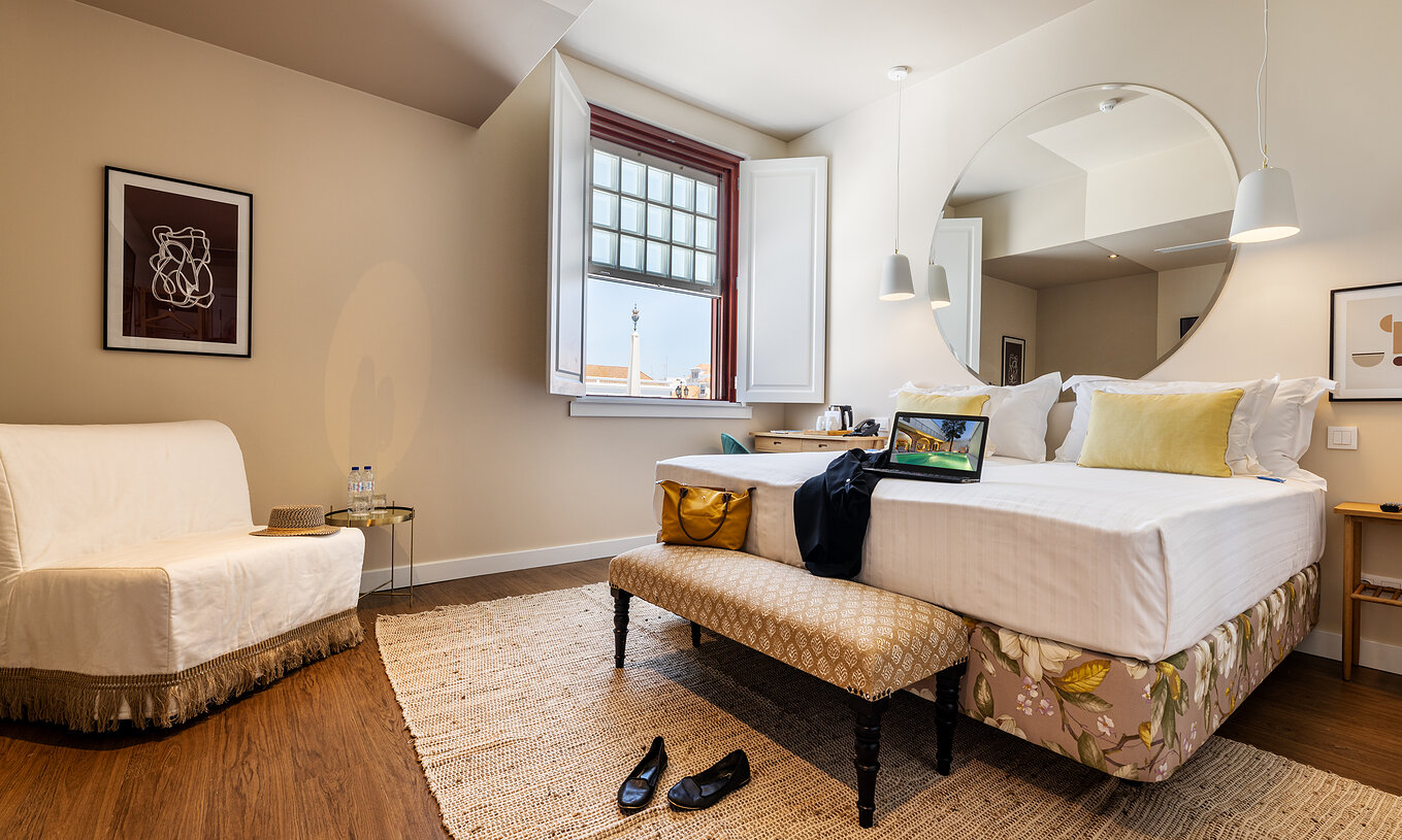 The Superior Family Alfândega of The Pousada Vila Real de Santo António has a double bed, a round mirror, and a sofa