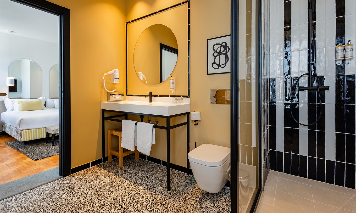 The Superior Family Igreja of The Pousada Vila Real de Santo António has a bathroom with a shower, toilet, sink, and mirror