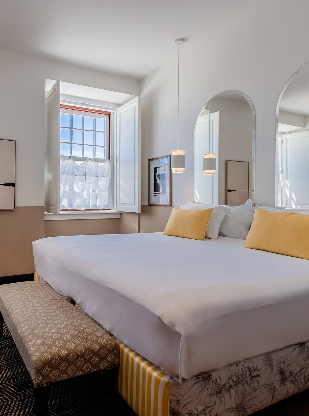 The Superior Family Church of the Pousada Vila Real de Santo António has a double bed, two windows and two mirrors