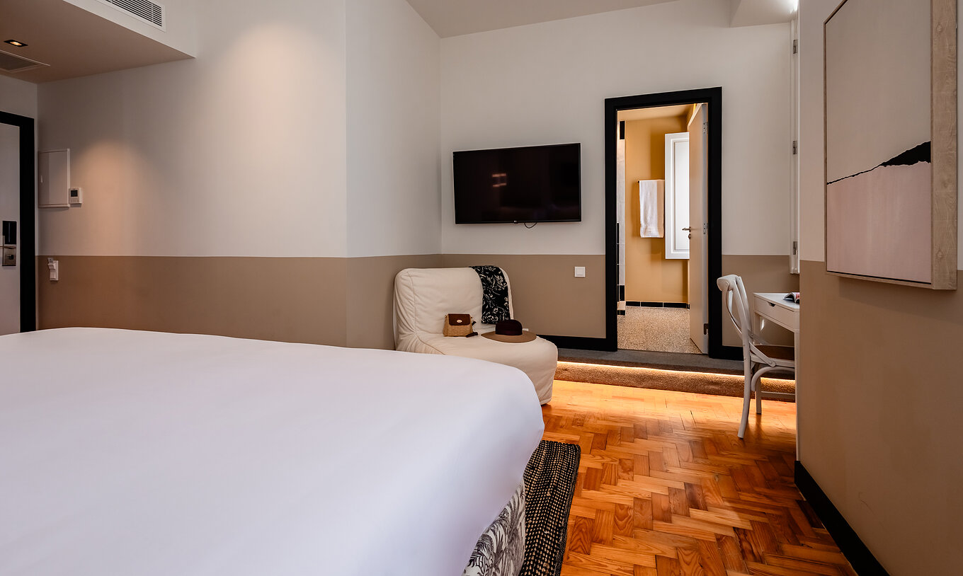 The Superior Family Church of the Pousada Vila Real de Santo António has a television, desk and comfortable sofa