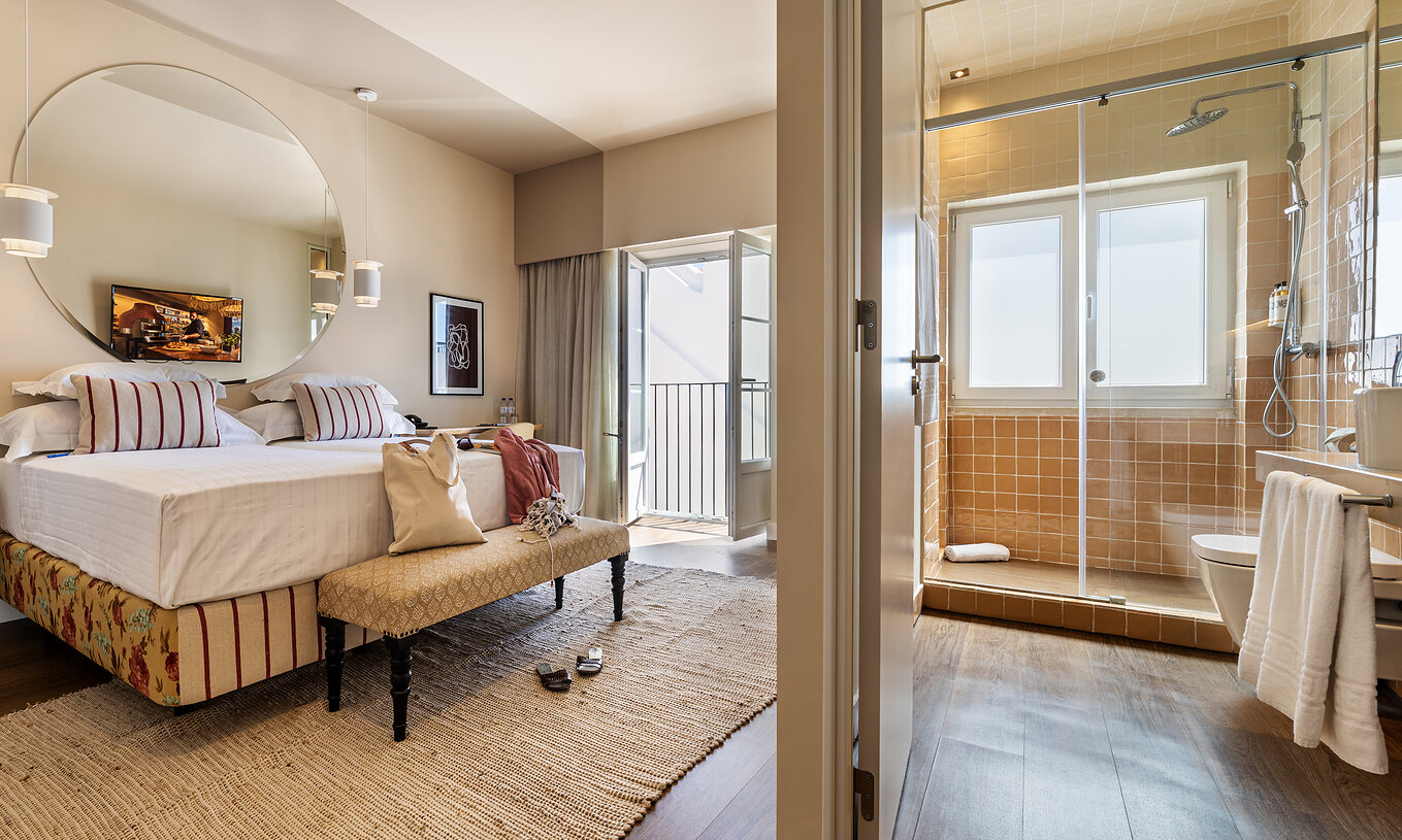 The Superior Alfândega of The Pousada Vila Real de Santo António has two beds, a bathroom, a round mirror, and two windows