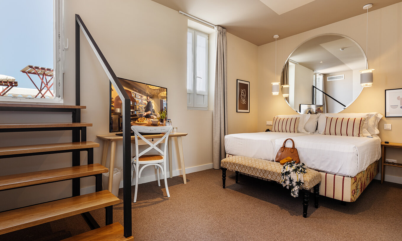 The Superior Alfândega of The Pousada Vila Real de Santo António has two beds and wooden stairs leading to a small patio