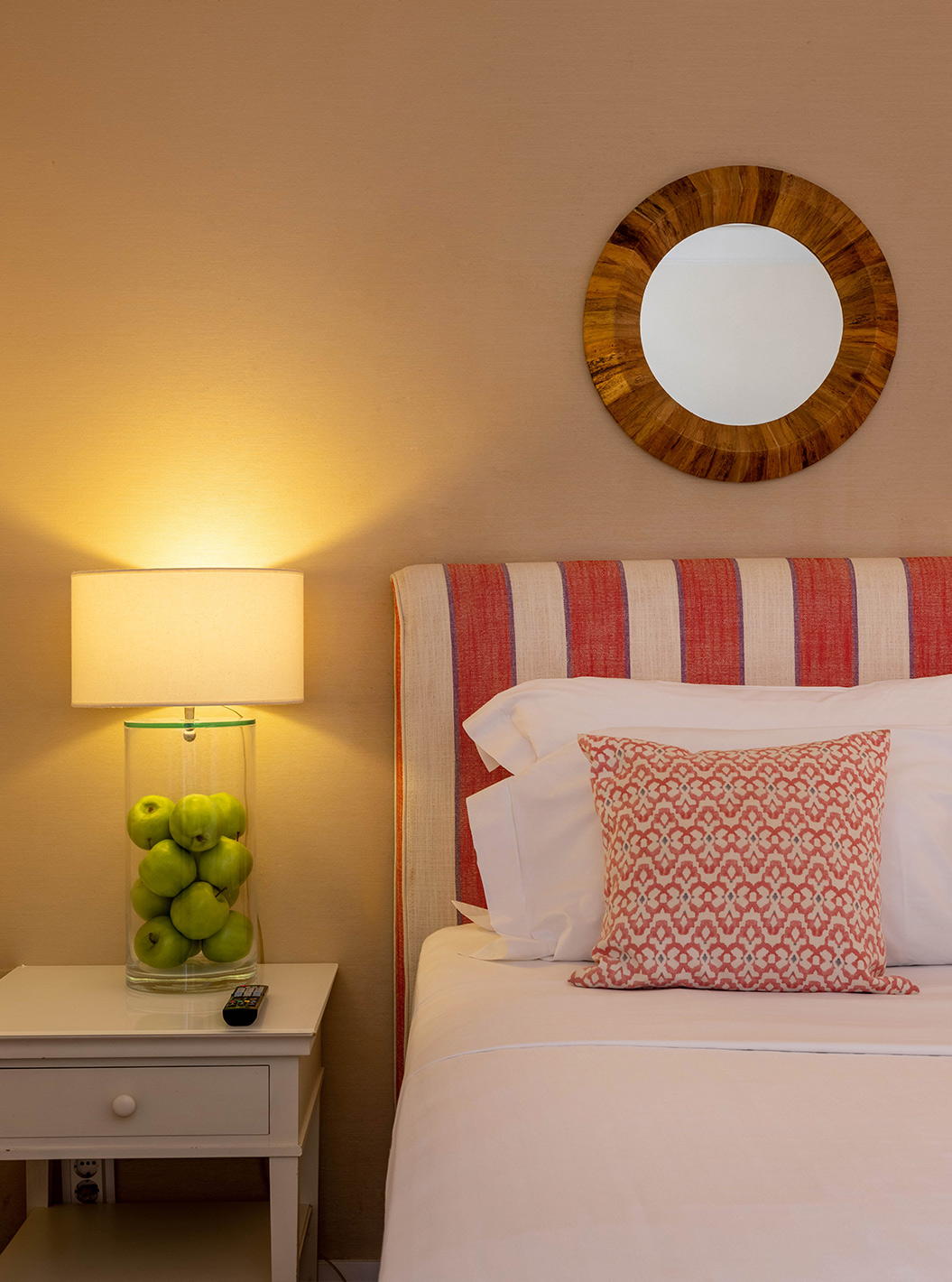 The Classic Room of Pousada Sagres has two beds with striped headboards and two round mirrors