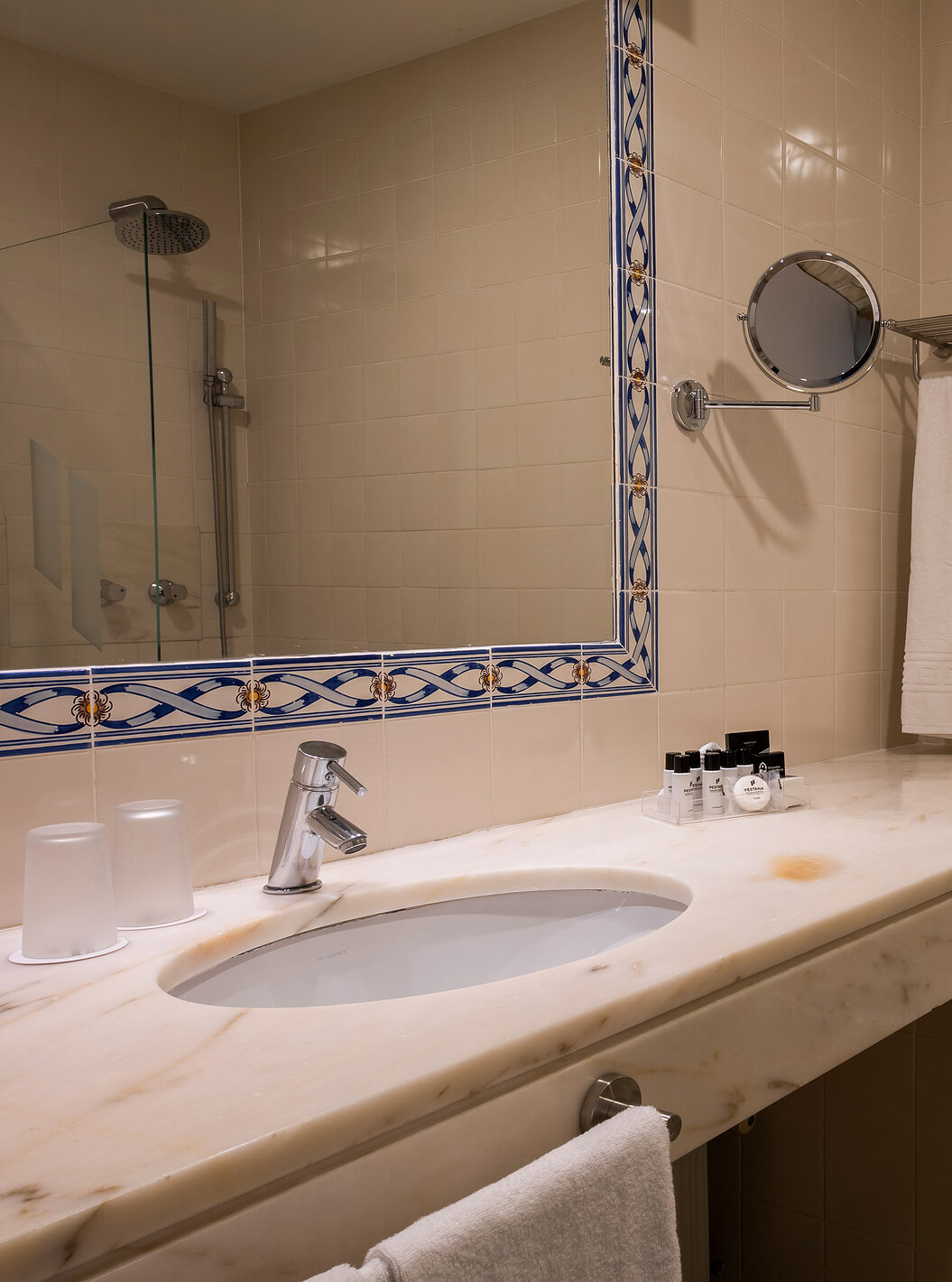 The Superior Sea View Room of Pousada Sagres has a bathroom with sink with amenities, towels, and a bathtub