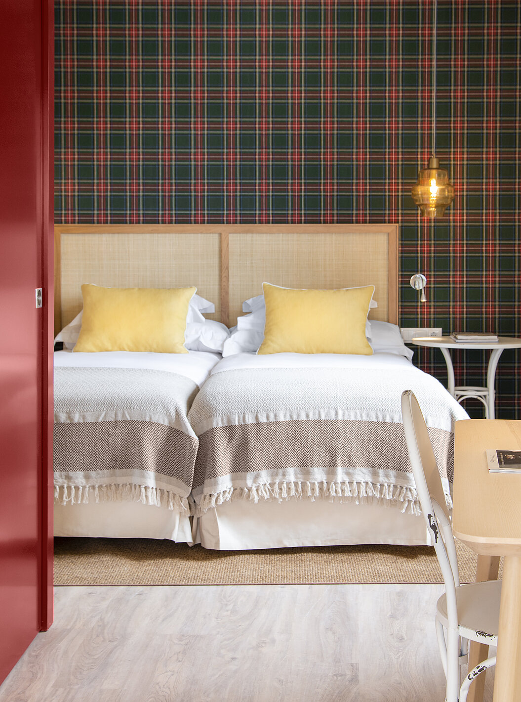 The Superior Room at Casa Lidador - Óbidos has two single beds, checkered wallpaper, a window, and a desk