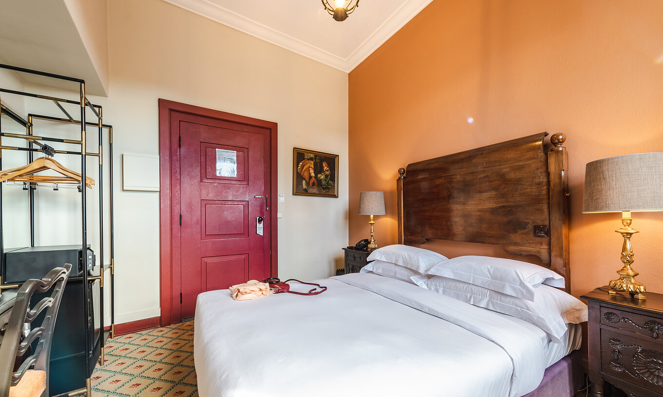 The Classic Room Castle at Pousada Castelo Óbidos has a double bed, with a bedside table with a lamp