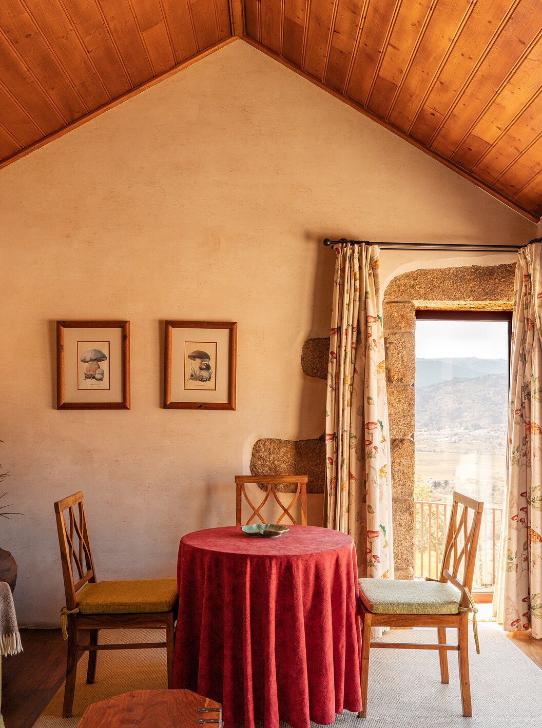The Superior Suite with Balcony of The Pousada Convento de Belmonte has a window and mushroom pictures on the wall