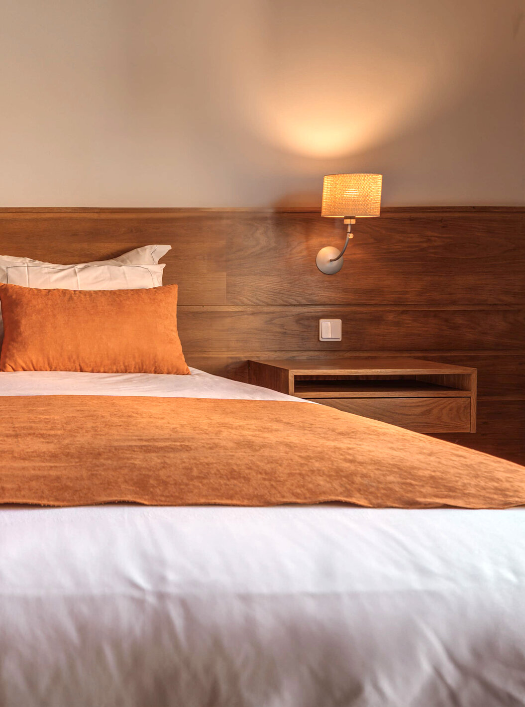 The Superior Balcony Room of The Pousada Ourém has a double bed with two bedside tables and two lamps