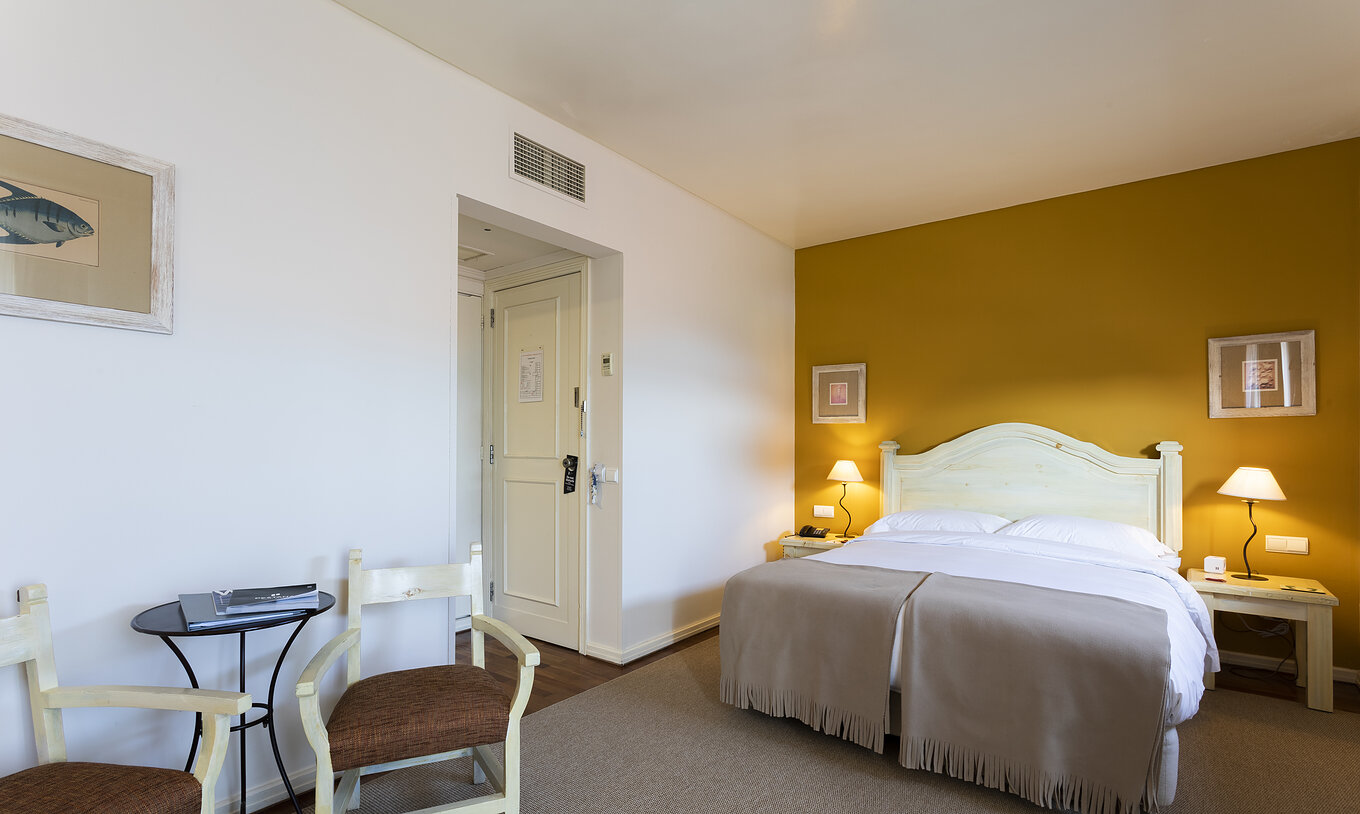 The Large Family Room of The Ria Inn - Aveiro has a double bed, bedside table, and two chairs