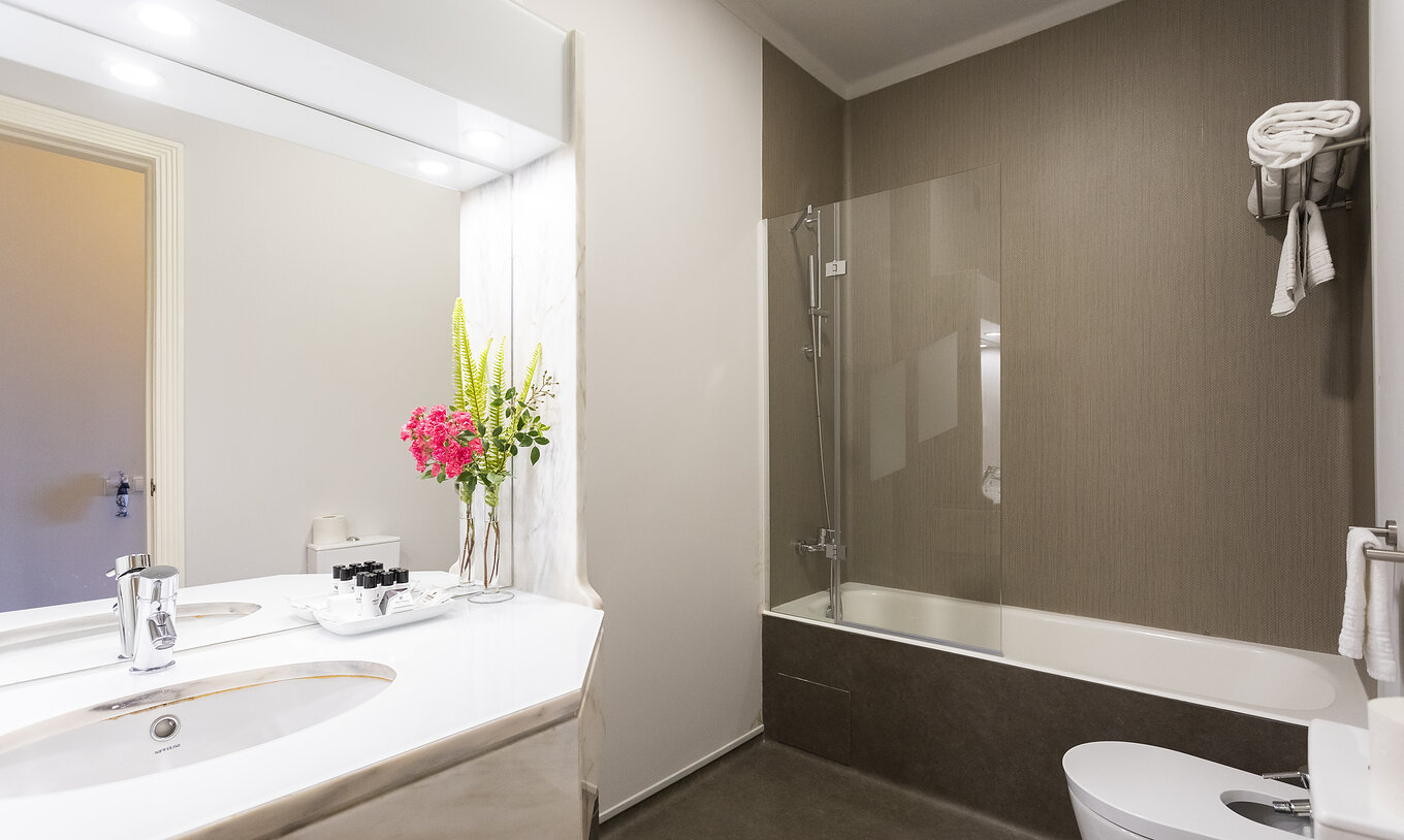 The Superior Ria View of The Ria Inn - Aveiro has a sink, bathtub with shower, and a large mirror