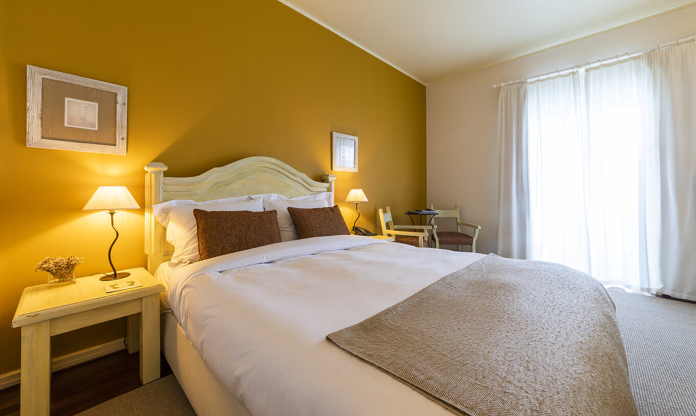 The Superior Ria View of The Ria Inn - Aveiro has a double bed, bedside table, and two chairs with a coffee table