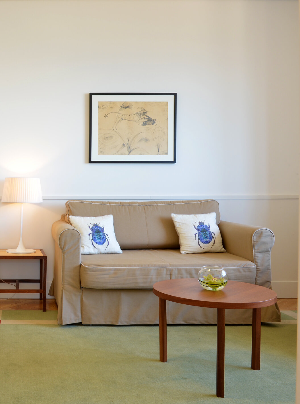 The Large Family & Suite of The Pousada Serra da Estrela has a living room with a sofa, a painting, and a desk