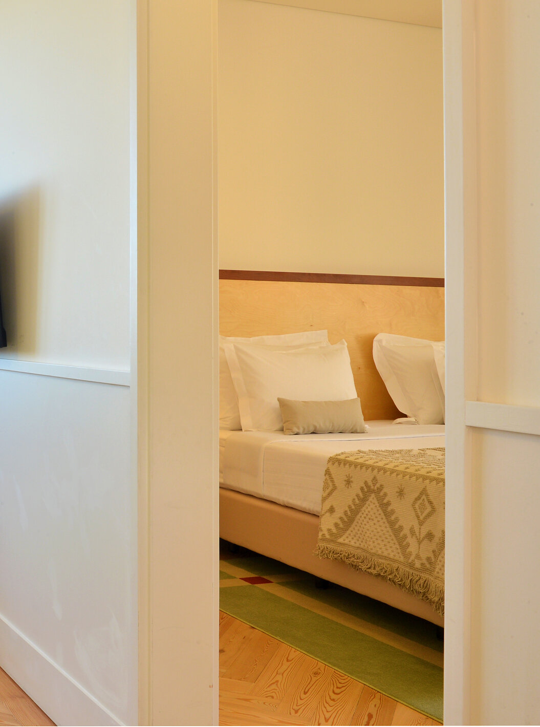 The Large Family & Suite of The Pousada Serra da Estrela has a bedroom with a double bed and living room with an armchair