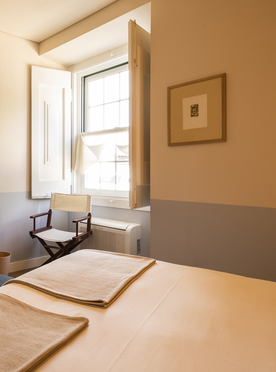 The Classic Room of The Pousada Vila Óbidos has a double bed and a television in front, a window, and a chair