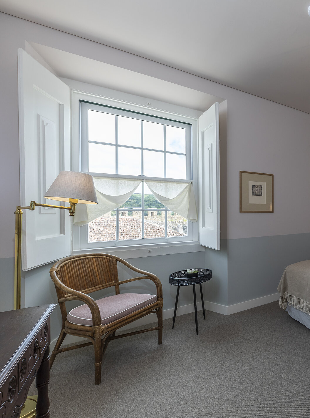 The Superior Room of The Pousada Vila Óbidos has two beds, wallpaper with trees in gray tones, and a window