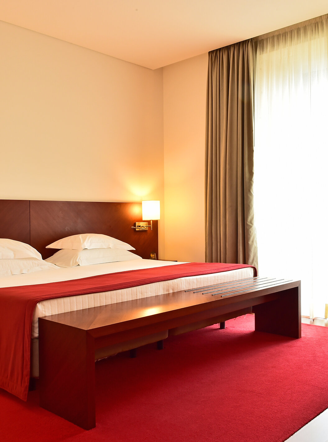 The Classic Family of the Pousada Viseu has a double bed, bedside table with lamp and an armchair