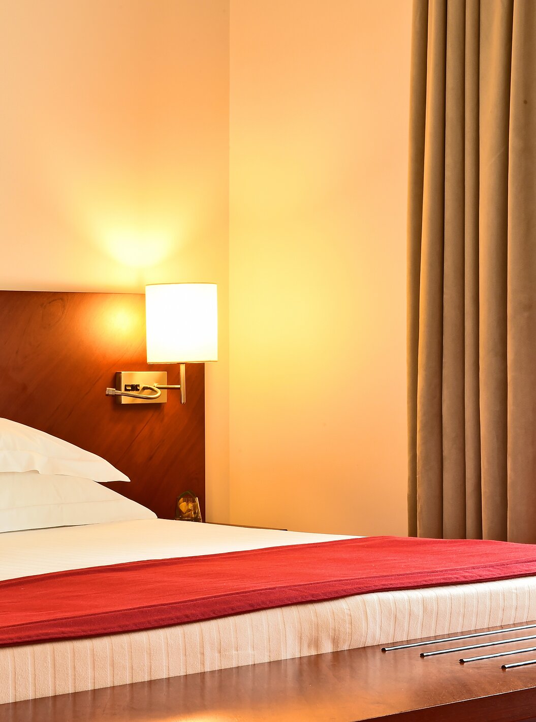 The Classic Family of the Pousada Viseu has a double bed and bedside table with lamp