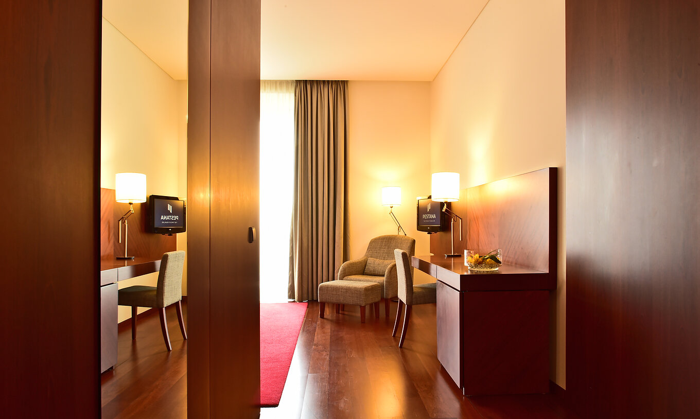 The Large Family of the Pousada Viseu has a mirror, a wardrobe, desk, television and an armchair