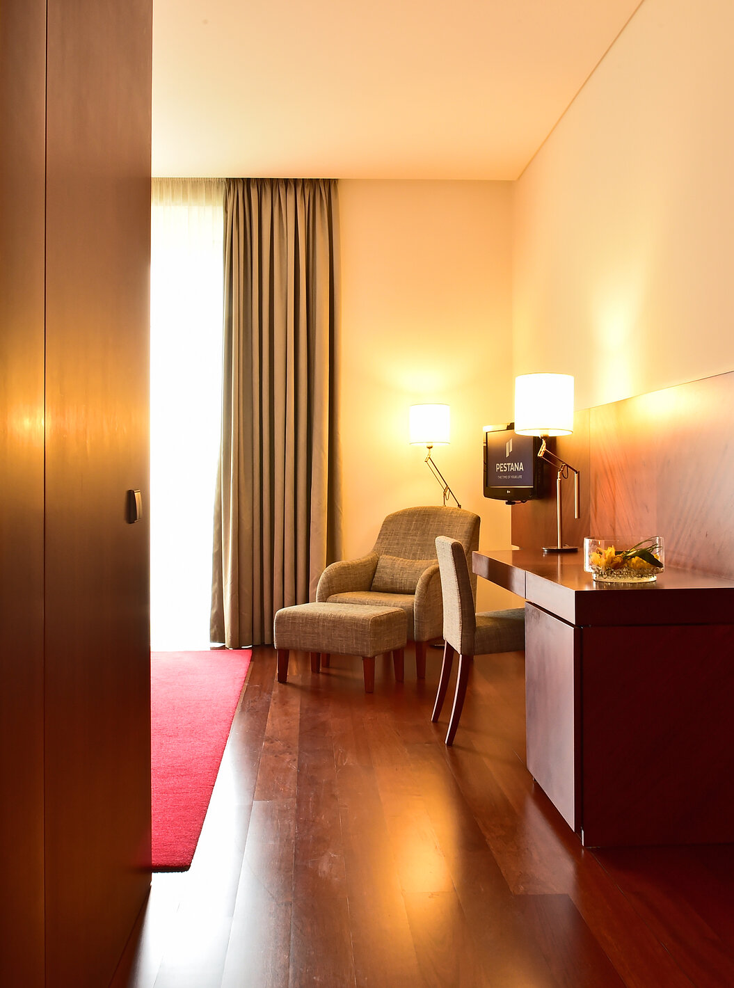 The Large Family of the Pousada Viseu has a mirror, a wardrobe, desk, television and an armchair