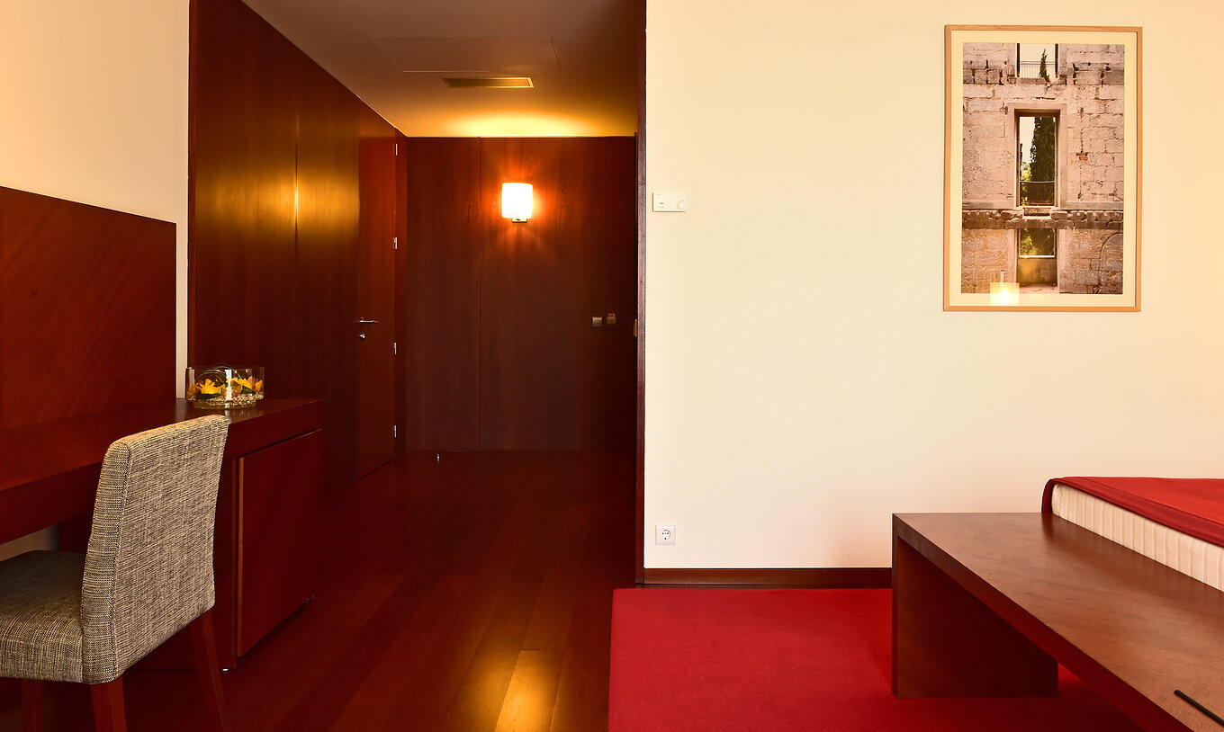 The Large Family of the Pousada Viseu has a desk with chair and lamp, and a wardrobe