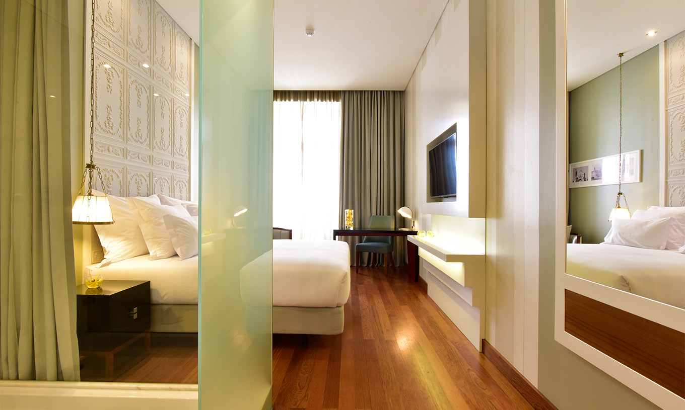 The Classic King Size Bed of The Pousada Lisboa Praça do Comércio has a bathroom with a view of the room with double bed