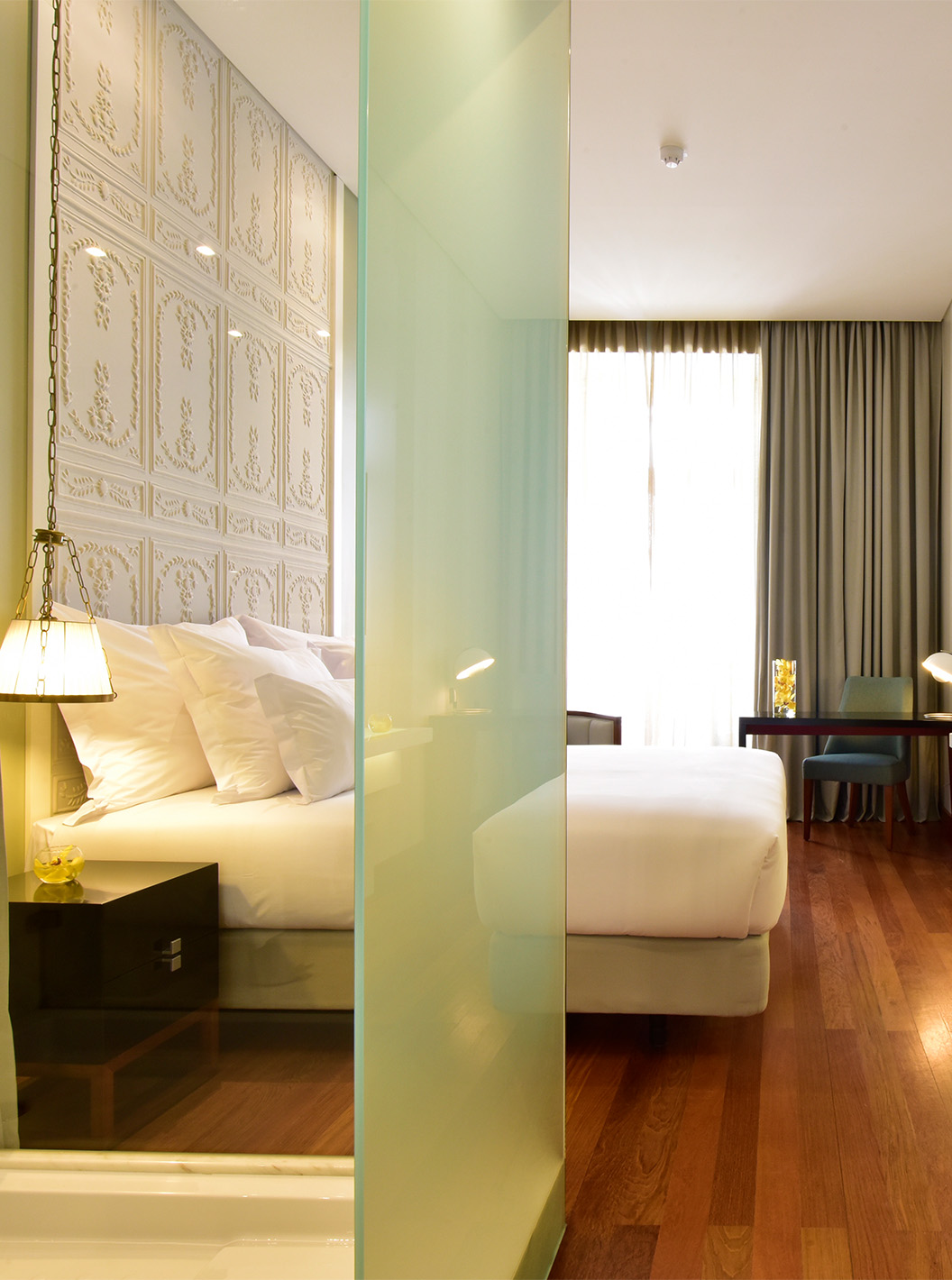 The Classic King Size Bed of The Pousada Lisboa Praça do Comércio has a bathroom with a view of the room with double bed