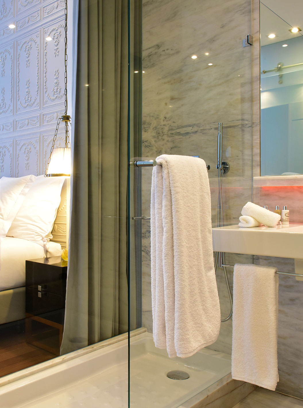The Deluxe King Size Bed at Pousada de Lisboa Praça do Comércio has bathroom with shower, sink, mirror and white towel