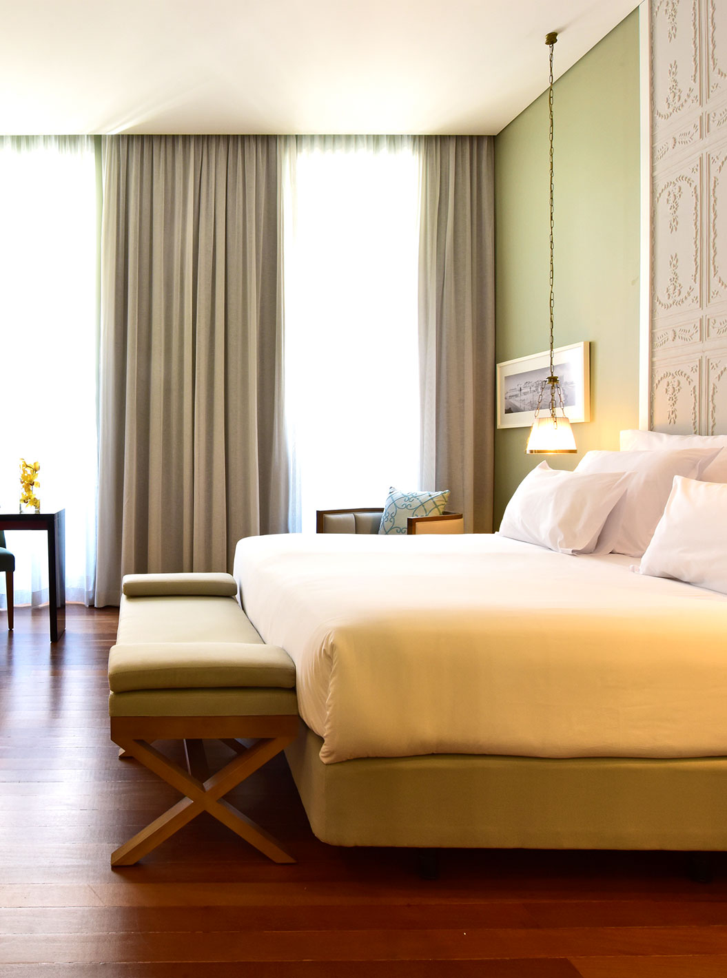 The Deluxe King Size Bed at Pousada de Lisboa Praça do Comércio has a double bed with stool at the foot, desk, window and TV