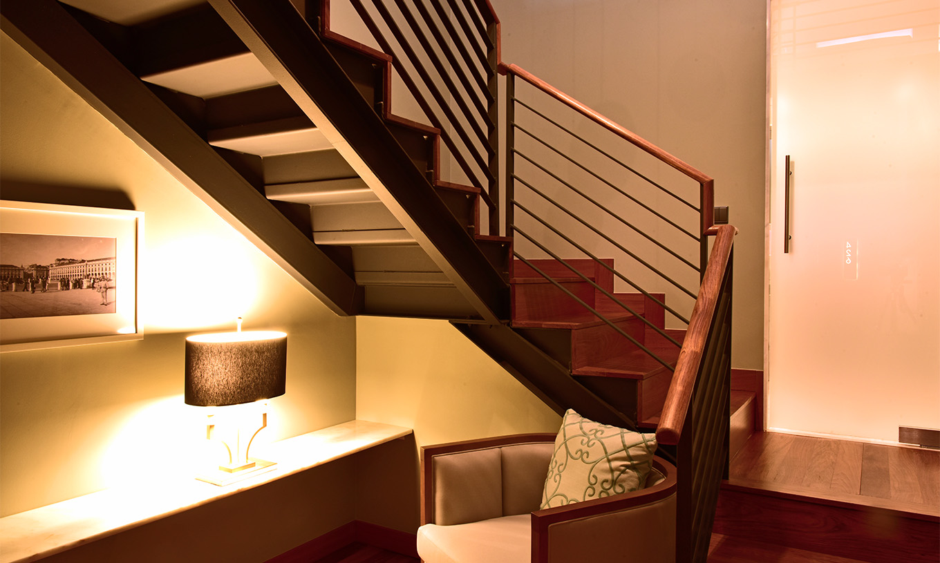 The Mezzanine King Size Bed of The Pousada Lisboa Praça do Comércio has an entrance with stairs leading to the bed