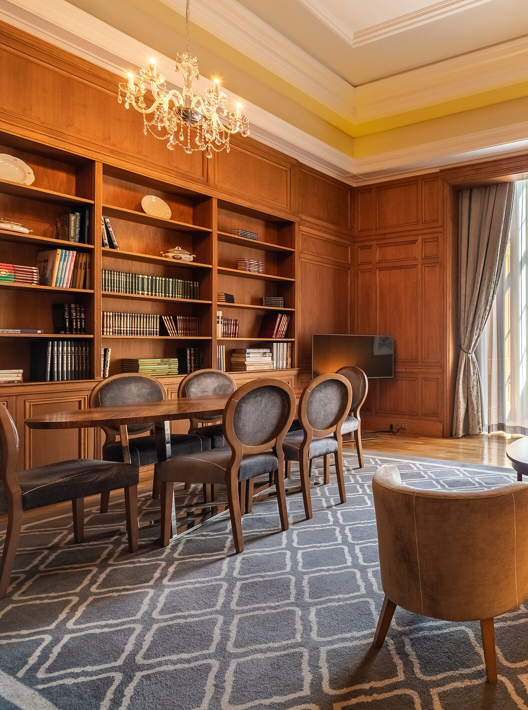 The Presidential King Size Bed Suite at Pousada Lisboa Praça do Comércio has a living room with a table and a sofa