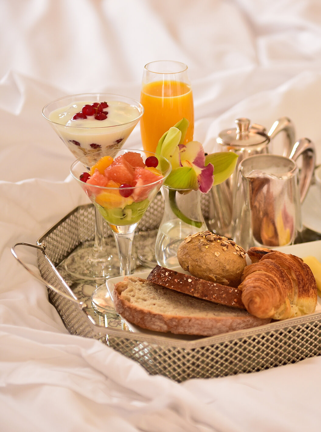 In The Family Classic of The Pousada Palácio Queluz you can enjoy breakfast with fruit salad, juice, and croissants