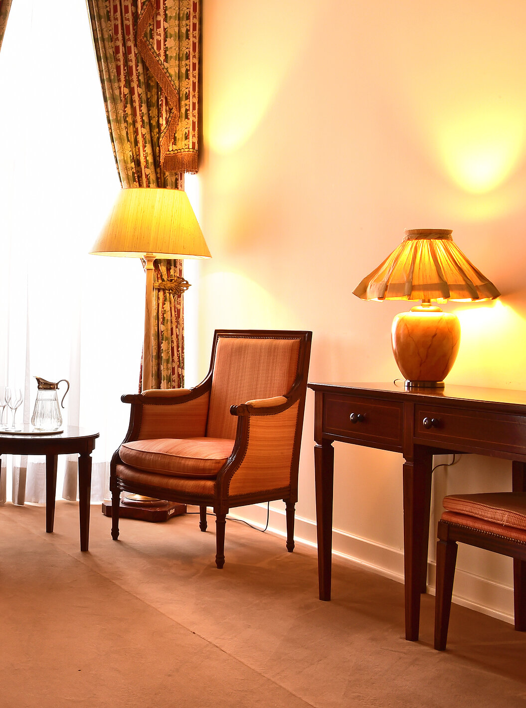 The Superior Room of The Pousada Palácio Queluz features a seating area with two sofas, a coffee table, and windows