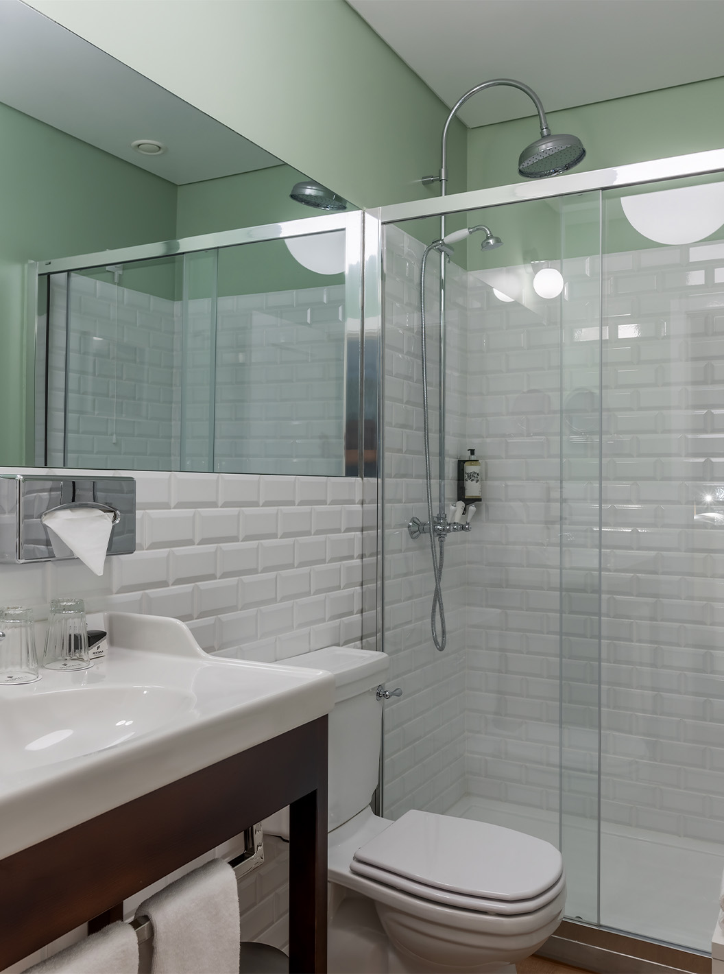 The Deluxe Superior Family Bay View Room at Pestana Churchill Bay has a bathroom with a toilet, shower, and sink