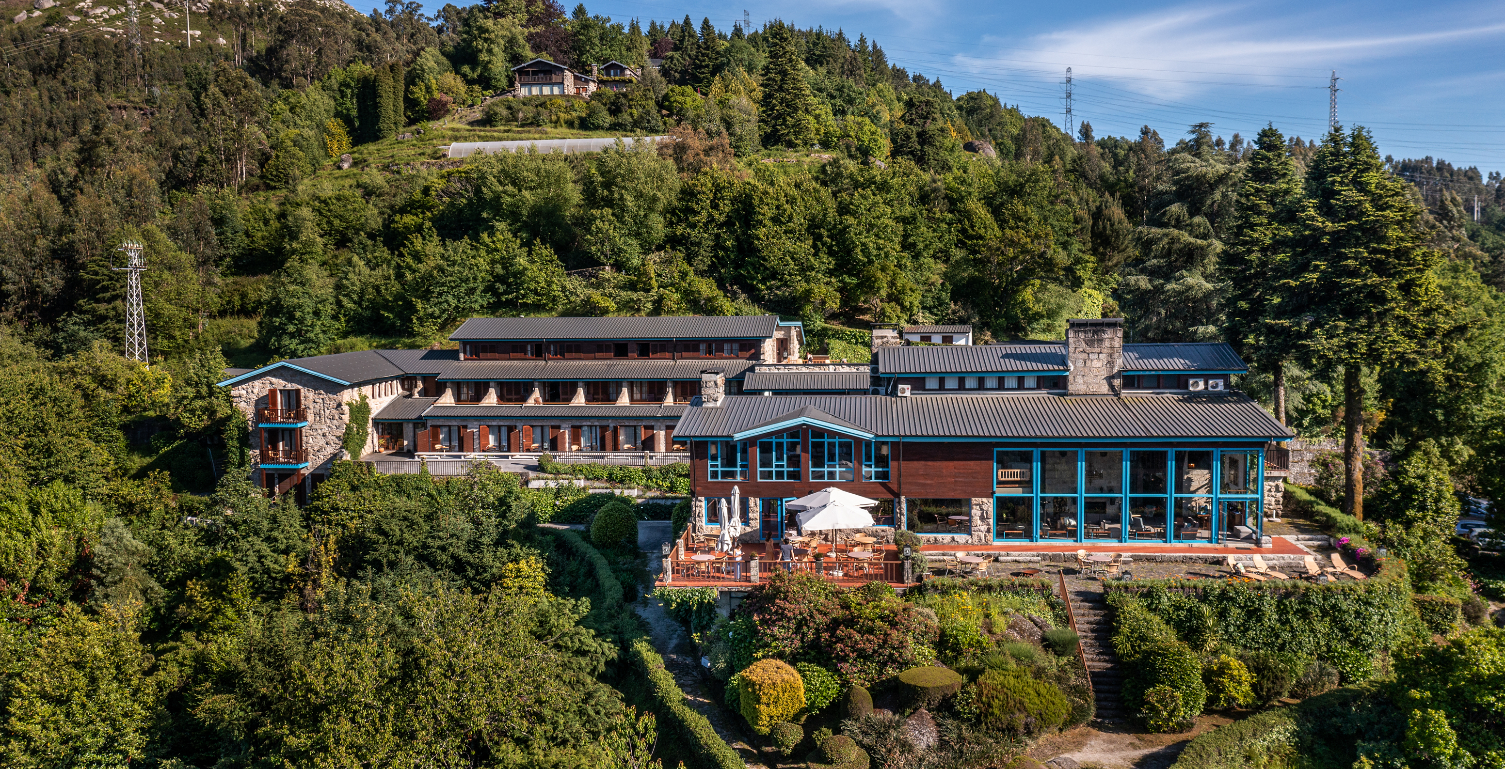 Exterior view of Pousada Caniçada - Gerês, a mountain chalet in the Serra do Gerês, surrounded by vegetation