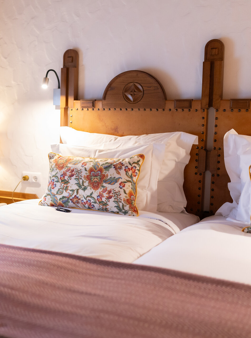 The Classic Room at Pousada Caniçada - Gerês has two single beds with wooden headboards and a window with curtains