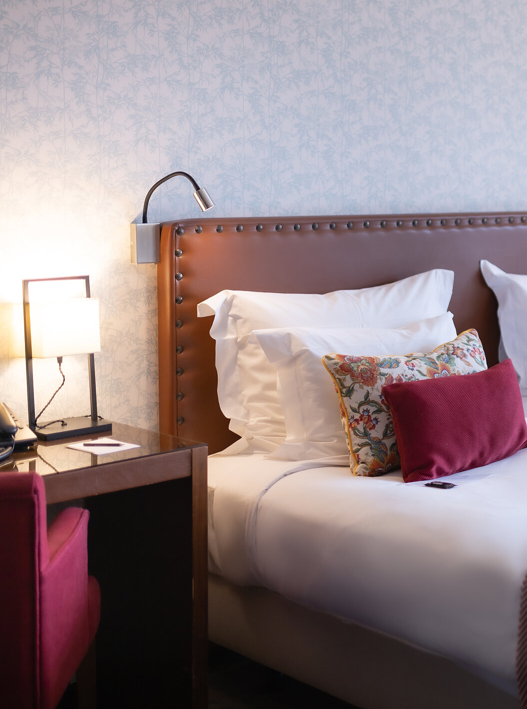 The Large Family Room at Pousada Caniçada - Gerês has a double bed, a bedside table, and an armchair